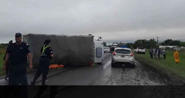 Corrientes: choque entre camión y camioneta sobre Ruta 27 dejó un herido