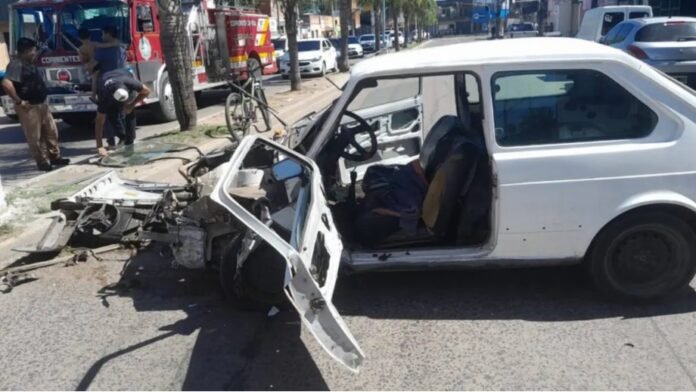Accidente en Corrientes: un conductor atrapado tras un choque