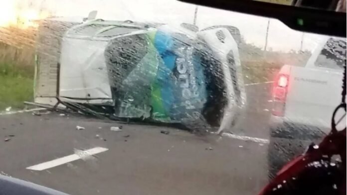 Impactante vuelco de un patrullero de la Policía de Corrientes en plena ruta 123