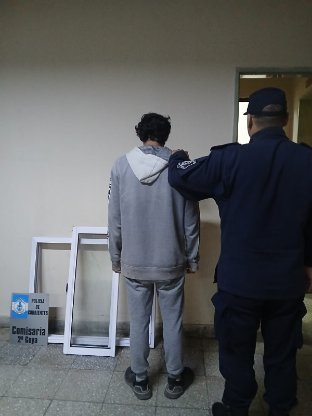 La policía detuvo a un ladrón y recuperó elementos robados