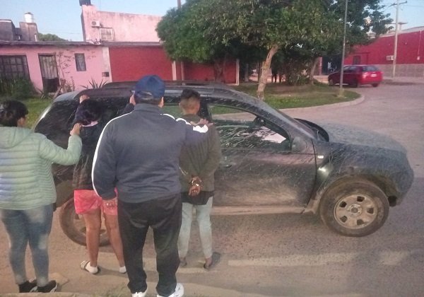 LA POLICÍA RECUPERA UNA CAMIONETA ROBADA Y DEMORA A LOS OCUPANTES