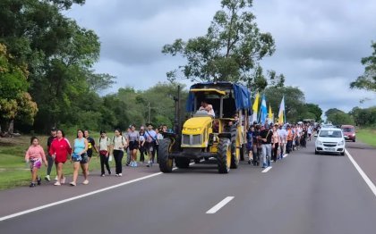 Miles de fieles continúan su peregrinar hacia la Basílica de Itatí