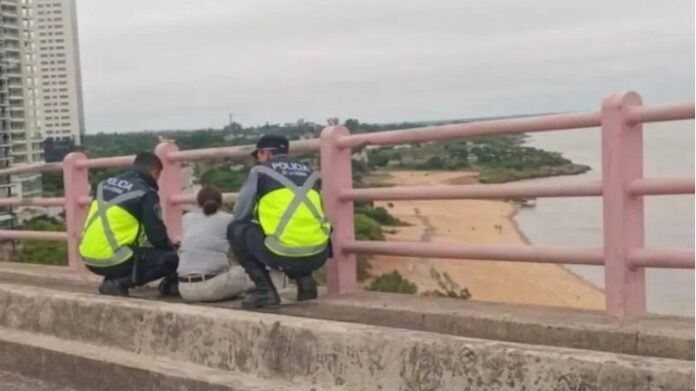 Puente Belgrano: rescataron a una mujer en crisis emocional