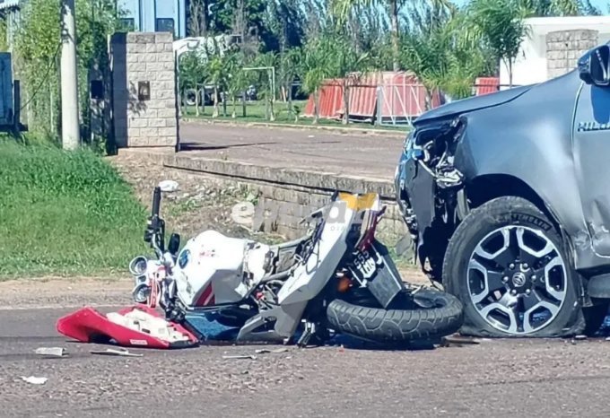 Un motociclista murió tras chocar contra una camioneta