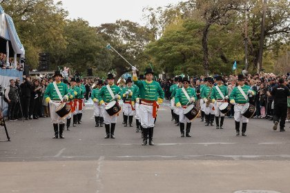 25 DE MAYO Multitudinario desfile en la Costanera de capital: una postal de celeste y blanco