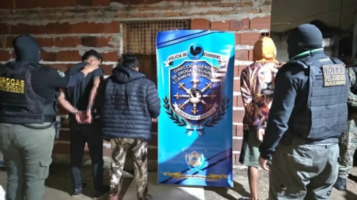 Desarticularon otro kiosco narco en Corrientes: tres detenidos con 80 dosis de cocaína