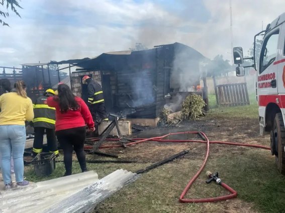 El fuego consumió por completo una precaria vivienda en el interior de Corrientes
