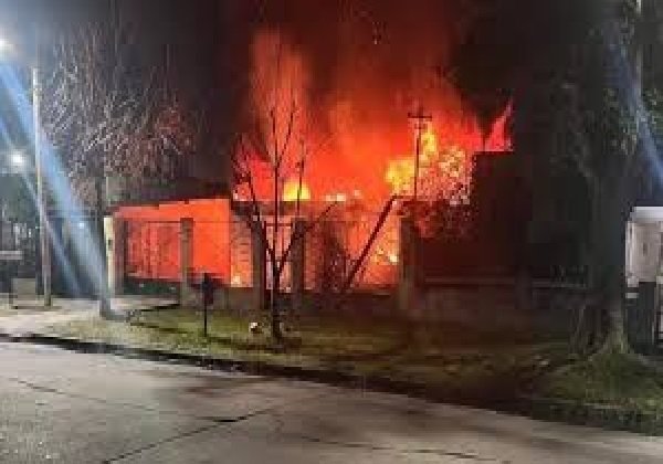PASO DE LOS LIBRES: POLICIAS RESCATARON A UNA PERSONA DURANTE EL INCENDIO DE UNA VIVIENDA
