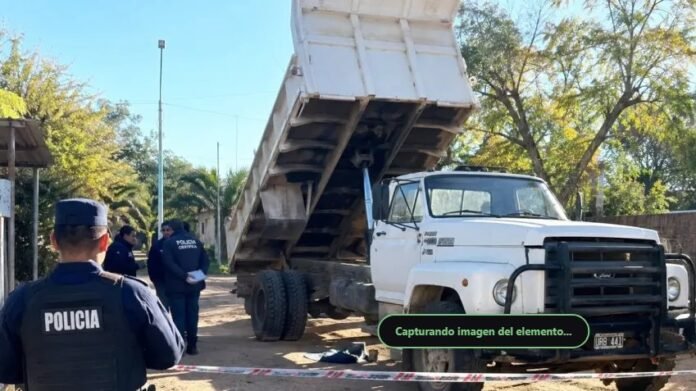 Quedó enganchado su abrigo al camión, se asfixió y murió