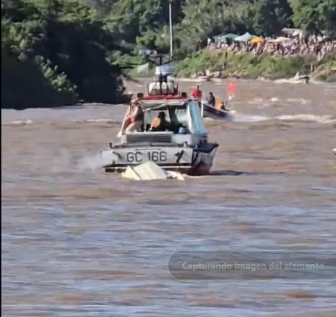 Susto en Goya: una embarcación volcó en plena largada