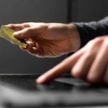Un banco deberá devolver 22.000 dólares a una clienta víctima de una estafa digital y pagarle además una indemnización