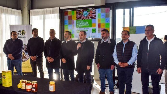 Entregaron asistencia financiera por 450 millones de pesos a ocho cooperativas correntinas