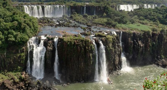 PARQUE IGUAZÚ EXPULSÓ A UN TURISTA QUE SE TIRÓ AL AGUA PARA RECUPERAR SU CELULAR