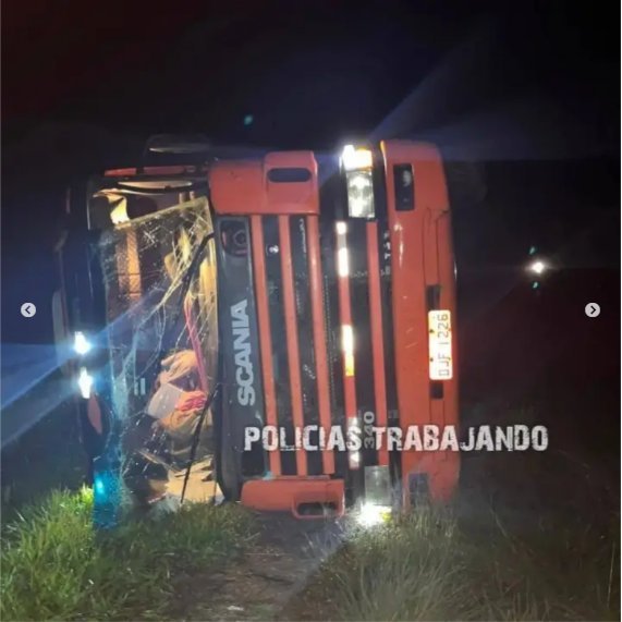 Volcó un camión cargado con vino sobre la Ruta Nacional 14 y el conductor resultó herido